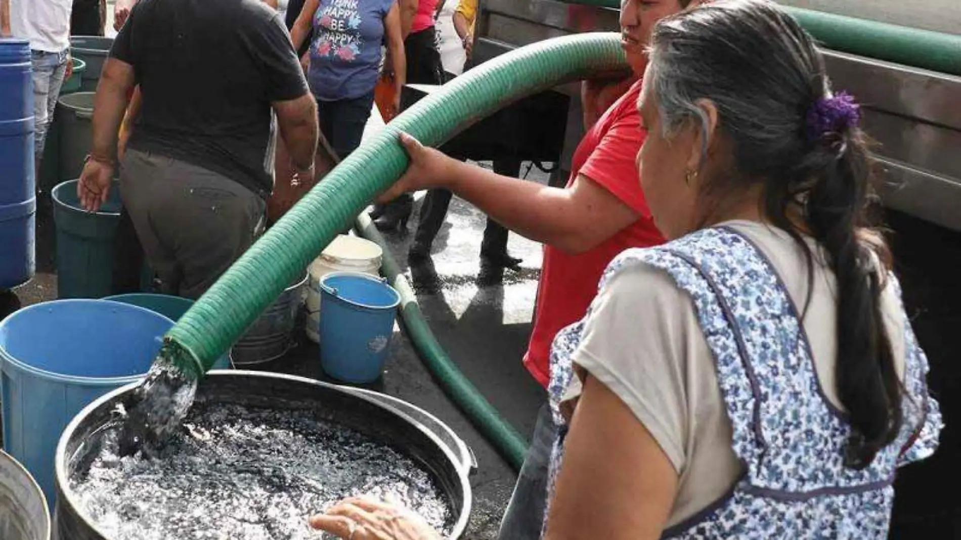 Escazes agua cuartoscuro